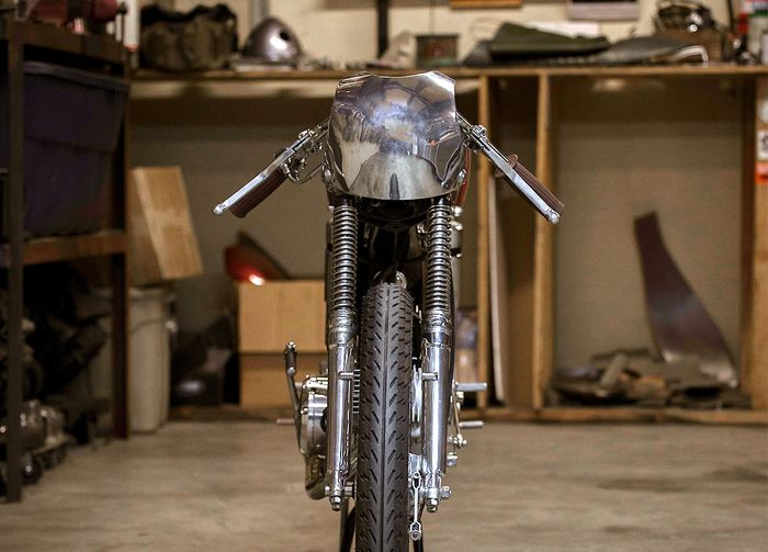 Tampilannya tampak sangar dengan warna krom