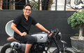 Andre Taulany Mejeng di Yamaha Scorpio Custom, Sandal Jepit Menarik Perhatian
