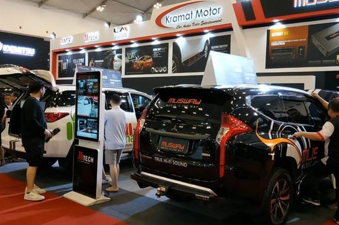 Suasana Booth Kramat Motor