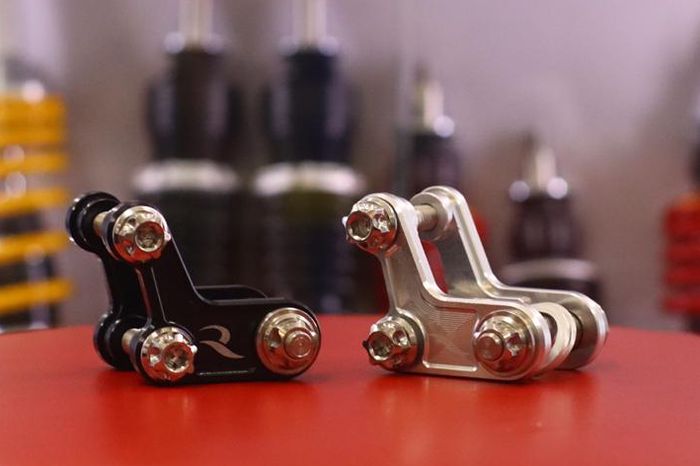 Solusi agar sokbreker baut 1, bisa terpasang di axle seating baut 2 menggunakan adaptor Riezto