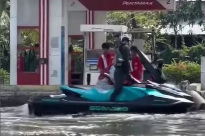 Penggalan video dua jetski beli bensin di SPBU sambil ngapung di laut, lokasi di Ancol, Jakarta Utara