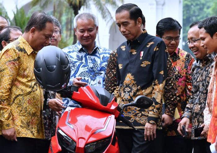 Jokowi jajal Motor Listrik Gesits di Istana