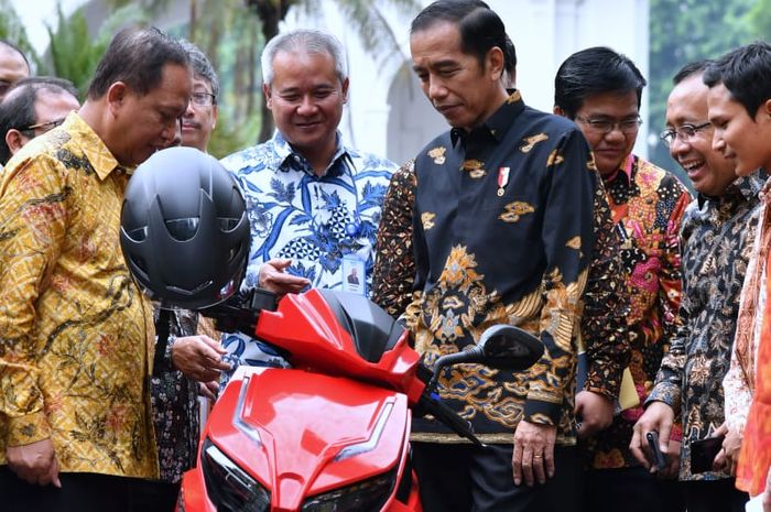 Jokowi jajal Motor Listrik Gesits di Istana