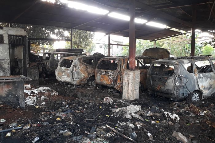 Sebanyak enam unit mobil yang terparkir di tempat penitipan mobil Jalan Swadaya RT 06/RW 14 Kelurahan Cipinang Besar Utara, Jatinegara terbakar