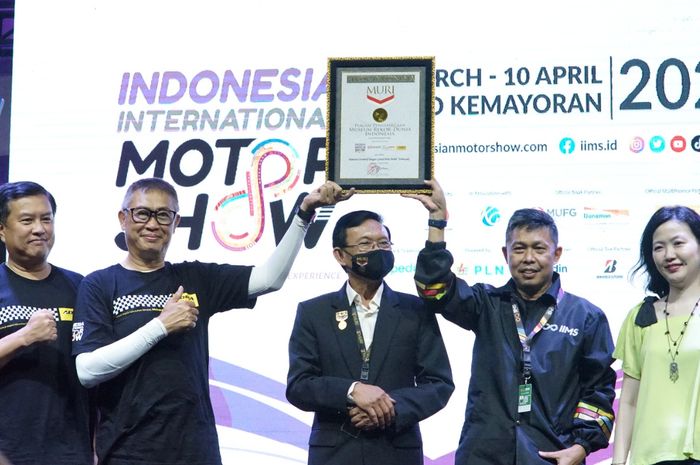 Danamon, Adira Finance, dan MUFG raih rekor MURI Grand Prize mobil terbanyak di IIMS Hybrid 2022