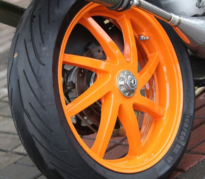 Ban baru membalut pelek bawaan yang dicat orange