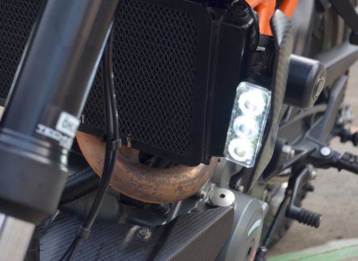 Modifikasi KTM Duke 250. Ada DRL ngumpet di cover radiator, awas ditilang!