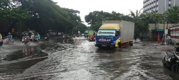 Dua malam Jakarta dan sekitarnya dilanda hujan ekstrem Jalan Daan Mogot KM 13, tergenang air setinggi 30 cm tepatnya di dekat Hakte Bus Transjakarta Jembatan Baru, Kondisi ini membuat macet arus lalulintas hingga mencapai 5 km dari arah Tangerang menuju Jakarta, Selasa (25/2/2020).