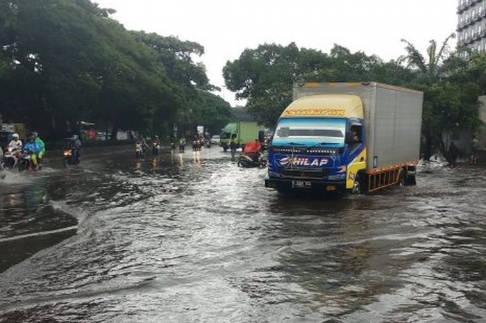 Dua malam Jakarta dan sekitarnya dilanda hujan ekstrem Jalan Daan Mogot KM 13, tergenang air setinggi 30 cm tepatnya di dekat Hakte Bus Transjakarta Jembatan Baru, Kondisi ini membuat macet arus lalulintas hingga mencapai 5 km dari arah Tangerang menuju Jakarta, Selasa (25/2/2020).