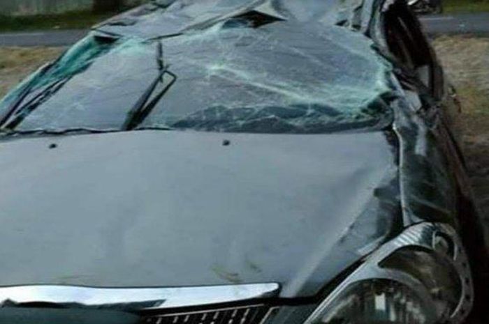 Kijang Innova ringsek atap setelah pecah ban saat hendak menyalip pikap