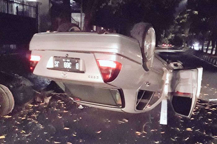 Istimewa/Twitter TMC Polda Metro Jaya.  Mobil terbalik di kawasan Pondok Indah Jakarta Selatan, Minggu (29/7/2018).