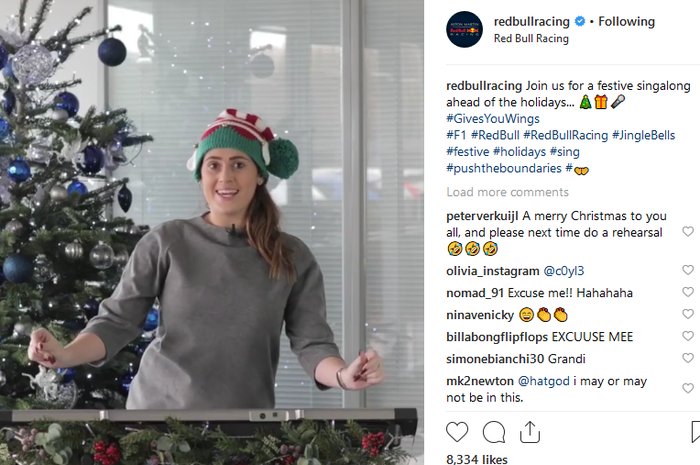Para staf di tim F1 Red Bull Racing bernanyi menyambut libur Natal