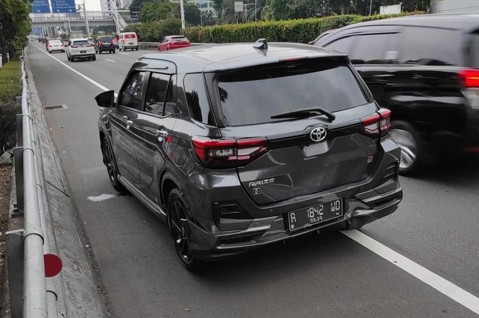 Toyota Raize GR Sport yang terlibat laka beruntun di tol depan Slipi Jaya, Jl S. Parman, Jakarta Barat