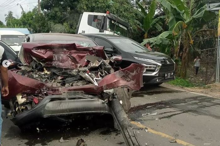 Honda CR-V terburai parah usai adu tabrak dengan truk trailer dari arah berlawanan di jalan trans Kalimantan, Mataraman, Banjar, Kalimantan Selatan