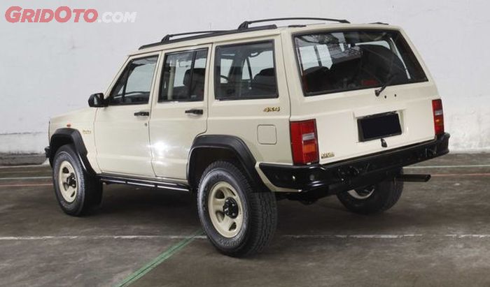 Sekilas tampang Jeep Cherokee ini masih terlihat sopan untuk harian 