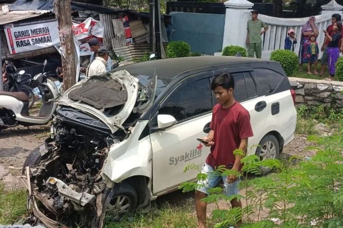 Dua unit mobil ditabrak oleh kereta api jarak jauh di bulak kapal Bekasi