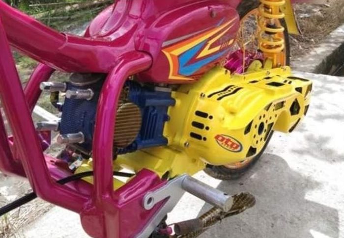 Mesin asli Honda C70 dilepas diganti dengan mesin Yamaha Mio Smile