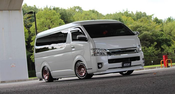 Modifikasi Toyota Hiace pakai body kit