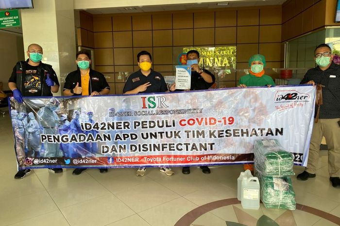 ID42NER memberikan bantuan kepada rumah sakit berupa APD dan disinfektan