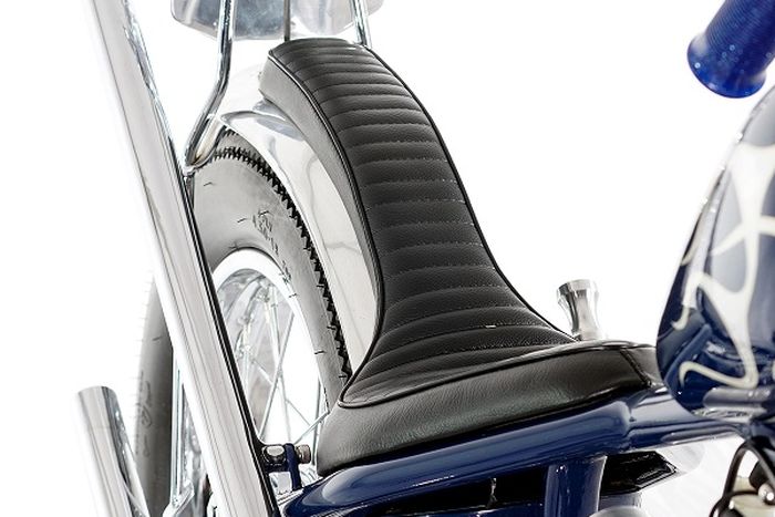 Jok custom model Cobra Seater rendah dan mengikuti alur roda 
