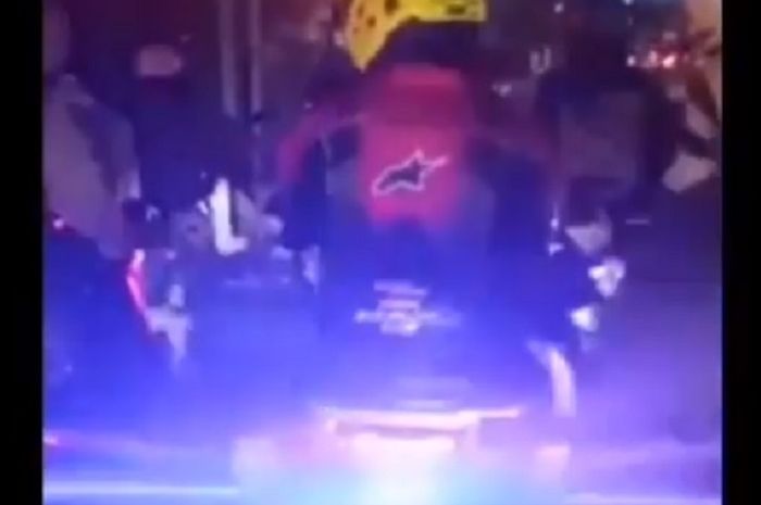 Video pengendara yang menggunakan lampu strobo dan dianggap mengganggu pengendara motor lainnya