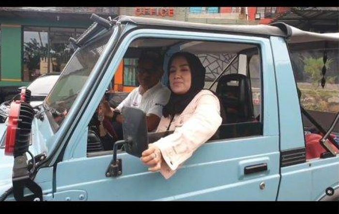 Bupati Bogor, Iwan Setiawan saat jalan-jalan bareng istri naik Suzuki Jimny