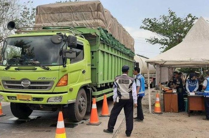 truk barang dilarang melintas di jalur mudik Libur Nataru 2023, catat tanggal dan jam berlakunya.