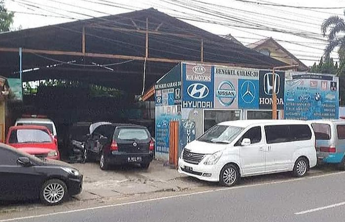 Hyundai H-1 (putih) di Garasi 30, bengkel spesialis Hyundai