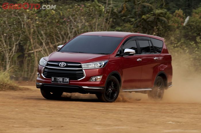 Ilustrasi Toyota Kijang Innova, salah satu mobil dengan gerak roda belakang