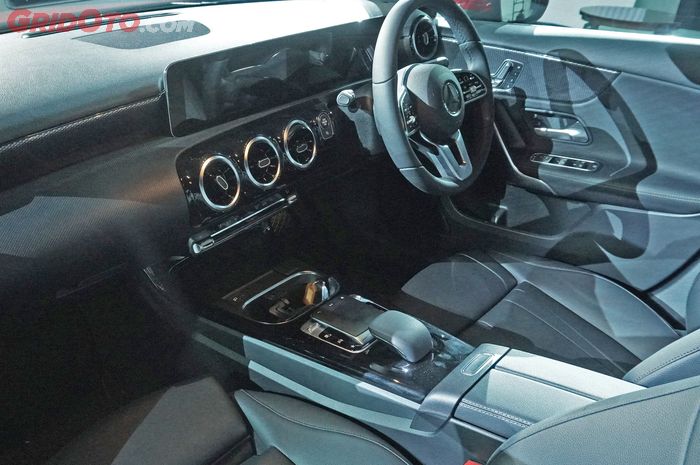 Interior Mercedes-Benz A-Class 2018 tak hanya sporti, juga tampak modern 