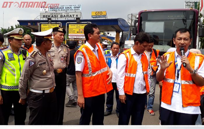 Jasa Marga dan Korlantas Polri lakukan sosialisasi di Pintu Tol Bekasi Barat