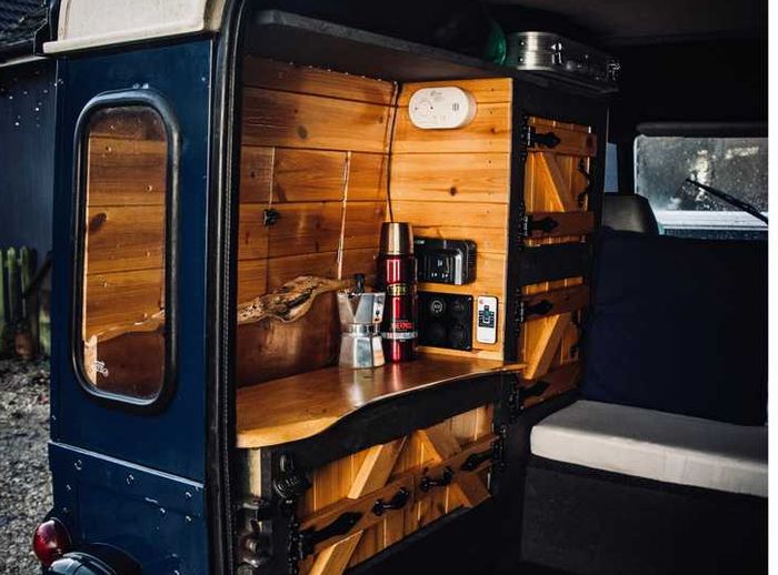 Tersedia dapur di dalam kabin Land Rover Defender