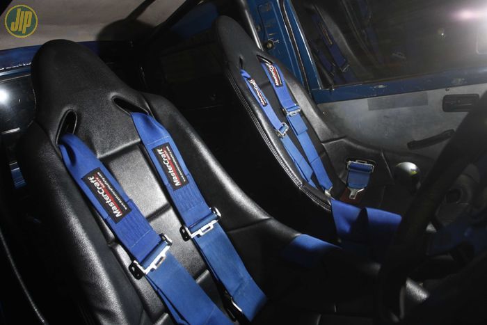 Jok Summit berikut safety belt Mastercraft dipasang pada Jimny off-road ini. 