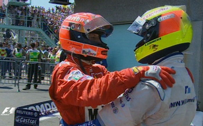 Michael Schumacher mengucapkan selamat kepada Ralf Schumacher usai finish di GP F1 Kanada 2001