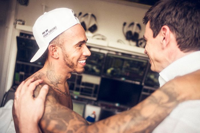 Lewis Hamilton dan bos tim Mercedes Toto Wolff saat merayakan keberhasilanny jadi juara dunia 2017 di GP F1 Meksiko