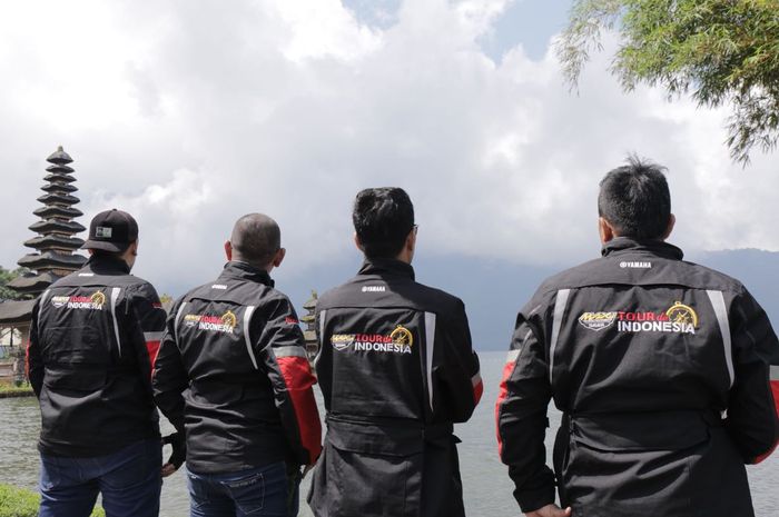Rider MAXI YAMAHA Tour de Indonesia menikmati suasana danau Beratan