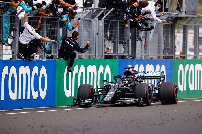 Berhasil meraih kemenangan di balapan F1 Hongaria 2020, Lewis Hamilton samai rekor milik Michael Schumacher