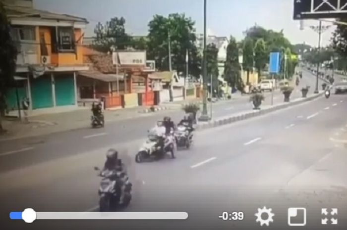 Kecelakaan biker karena ulah emak-emak zaman now