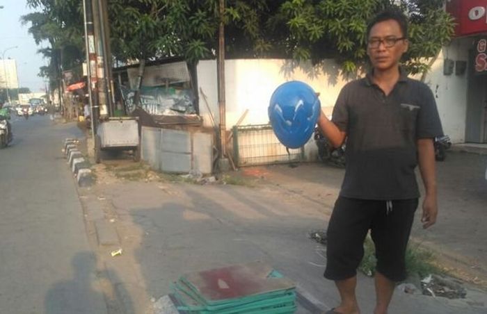 Helm terduga teroris tertinggal di dekat lapak pedagang buah usai diringkus Densus 88 Anti Teror di Jalan Diponegoro Underpass, Tambun, Kabupaten Bekasi, pada Kamis (10/4/2018) dini hari.