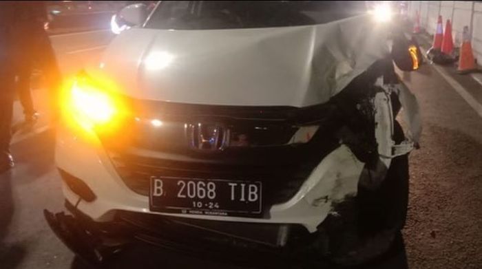 Bagian depan kiri Honda HR-V terkoyak usai terlibat kecelakaan dengan Honda Vario 150 di Dukuh Atas, Jl Jenderal Sudirman Jakarta Pusat