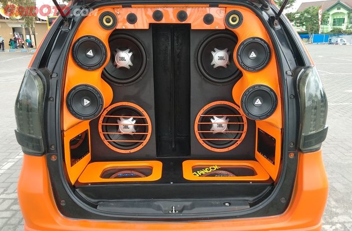 Tampilan audio Daihatsu Xenia orange
