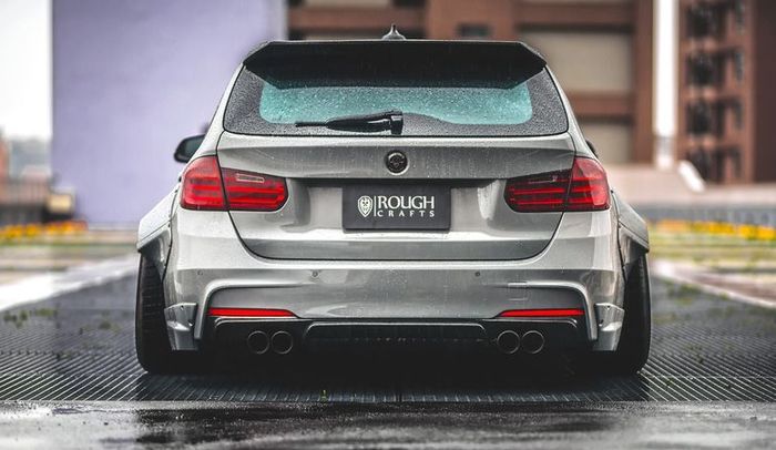 Tampilan belakang modifikasi BMW Seri-3 Touring
