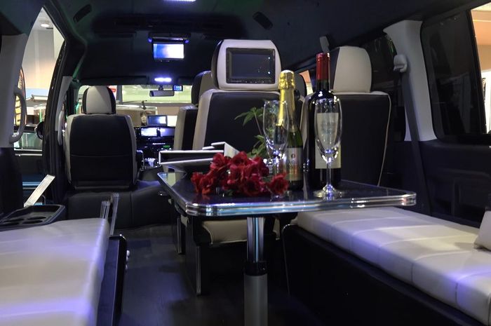 Modifikasi Toyota HiAce dandan klimis dan punya kabin mewah dan berkelas