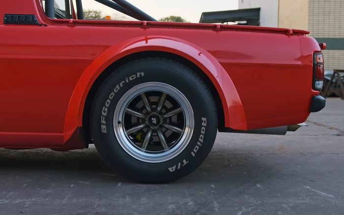 Restorasi pikap Datsun 1200 pasang wide body dan roda lebar