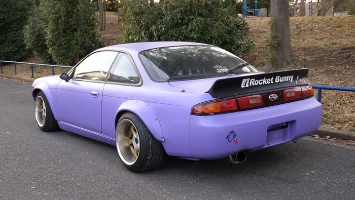 Tampilan belakang modifikasi Nissan Silvia S14 masih tampak standar