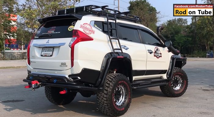 Bumper belakang Mitsubishi Pajero Sport disematkan towing hook