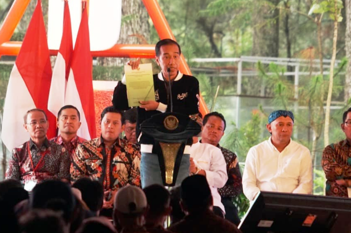 Jokowi di acara penyerahan SK tanah kepada petani di Bandung, Jawa Barat mengenakan jaket &quot;Bubur Ayam Racer&quot;, Minggu (11/11/2018)