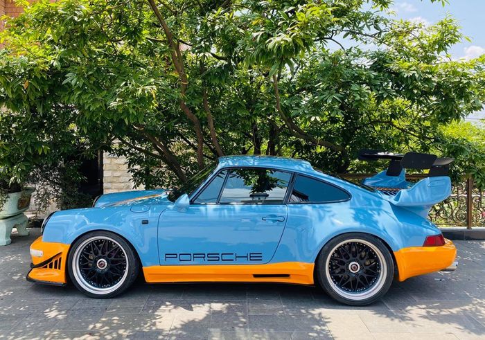 Modifikasi Porsche 911 Turbo dibungkus livery Gulf Racing yang ikonik