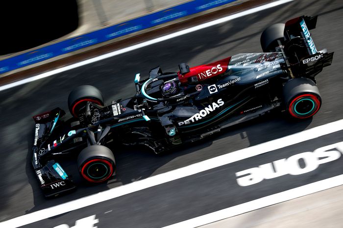 Lewis Hamilton menguasai sesi latihan F1 Turki 2021 di hari Jumat (8/10)
