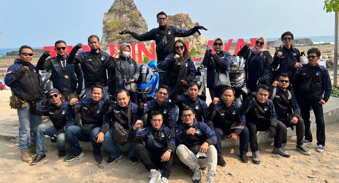 Komunitas P2RT saat touring ke Pantai Sawarna.